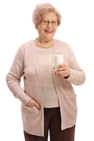 Mujer madura feliz con un vaso de leche — Foto de Stock
