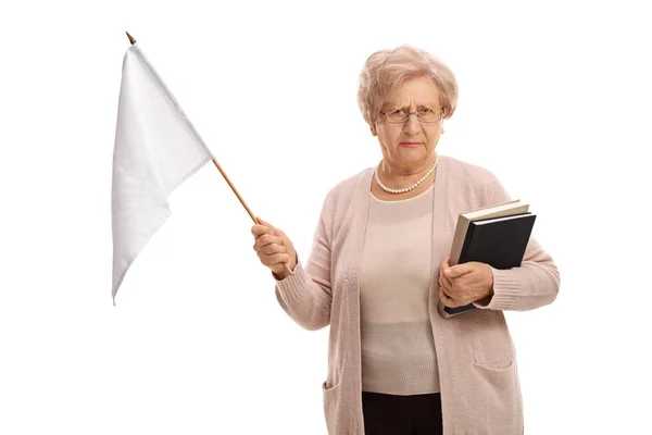 Грустный старший с белым флагом — стоковое фото