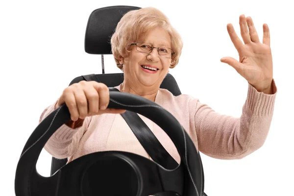 Femme âgée assise dans un siège d'auto et agitant — Photo