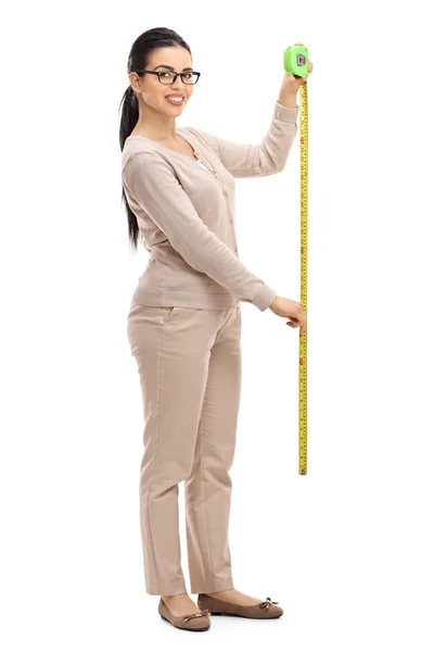 Menina segurando uma fita métrica — Fotografia de Stock