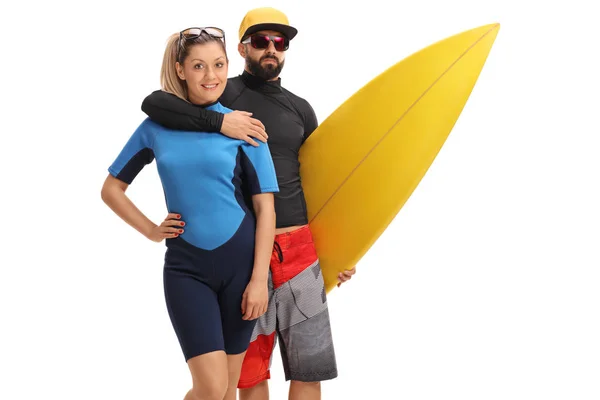 Surferin mit einem männlichen Surfer, der ein Surfbrett hält — Stockfoto