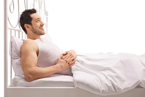 Uomo sdraiato a letto e guardando in alto — Foto Stock