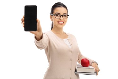 Bir telefon gösterilen ve gülümseyen kadın öğretmen