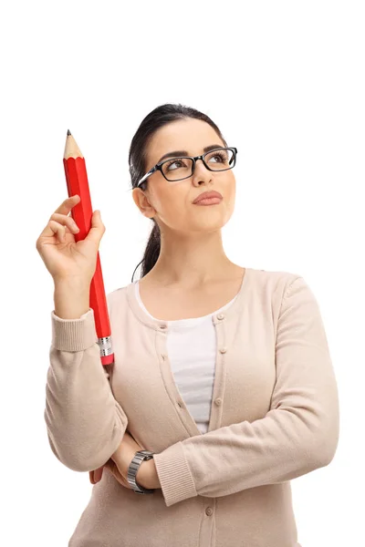Profesora pensativa con un lápiz grande —  Fotos de Stock