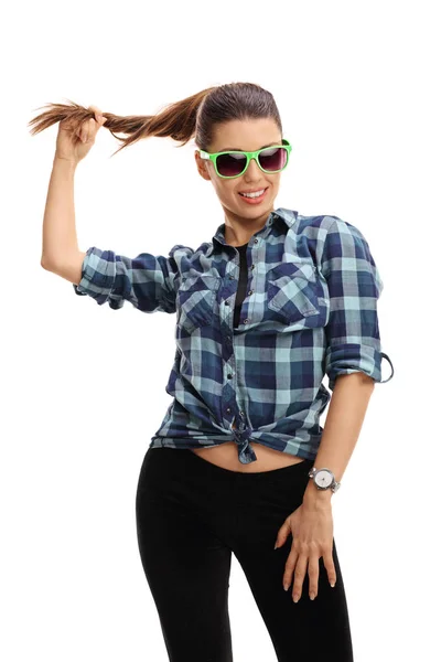 Mujer joven con gafas de sol verdes sonriendo — Foto de Stock