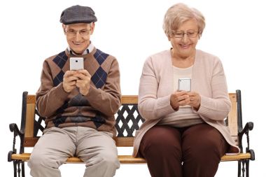 Bir bankta oturan ve onların telefon arayan yaşlılar