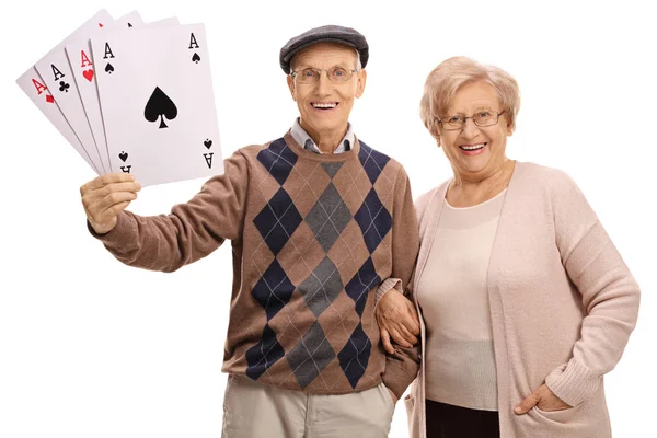 Веселі літні люди з чотирма асами грають в карти — стокове фото