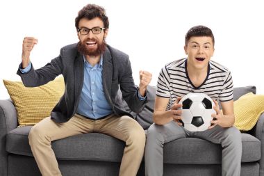 Adam ve bir genç futbol izlerken heyecanlı