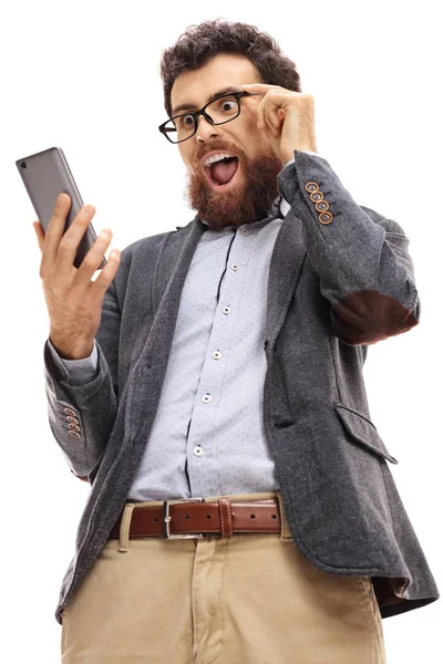 Verbaasd bebaarde man op zoek naar een telefoon — Stockfoto