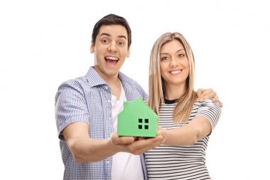 Bir modeli ev ile neşeli genç Çift