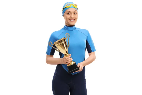 Щаслива жінка плаває з золотим трофеєм — стокове фото