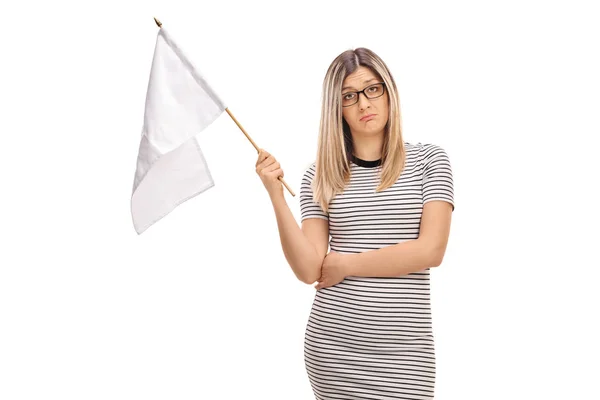 Mujer triste sosteniendo una bandera blanca —  Fotos de Stock