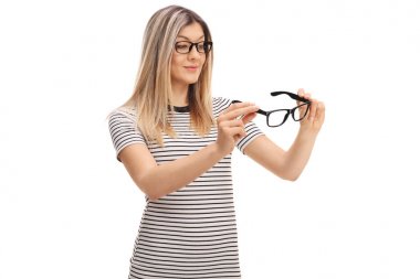 Genç kadın bir çift gözlük arıyorum