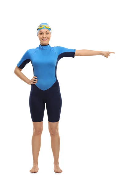 Kvinnliga simmare som pekar åt höger — Stockfoto