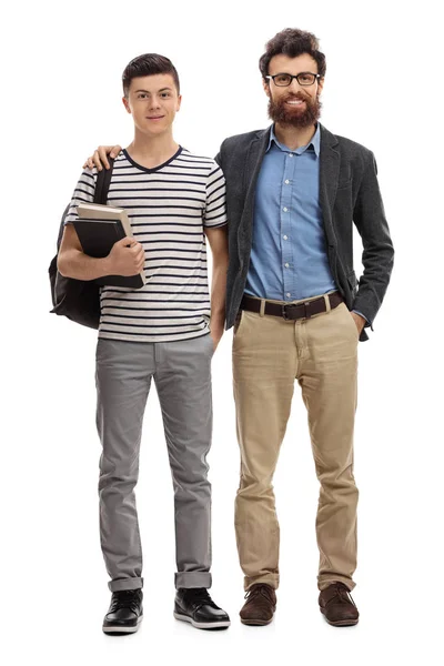 Мальчик-подросток с рюкзаком и молодым человеком — стоковое фото