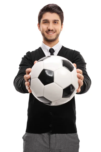Homem entregando uma bola de futebol para a câmera — Fotografia de Stock
