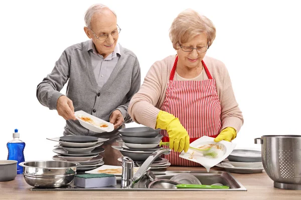 Ηλικιωμένο ζευγάρι κάνει τα πιάτα μαζί — Φωτογραφία Αρχείου