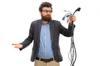 Şaşkın adam elektronik kablolar farklı tip arıyorsunuz