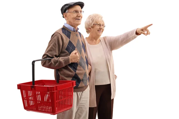 Hombre sosteniendo cesta con mujer señalando — Foto de Stock