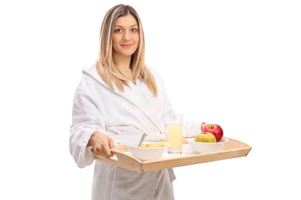 Kvinna i morgonrock håller en frukostbricka — Stockfoto