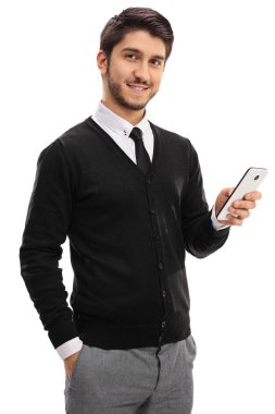 Cep telefonu olan genç bir adam.