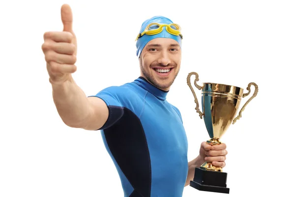 Nadador segurando troféu de ouro e fazendo polegar para cima sinal — Fotografia de Stock