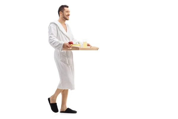 Guy caminhando e carregando bandeja com café da manhã — Fotografia de Stock