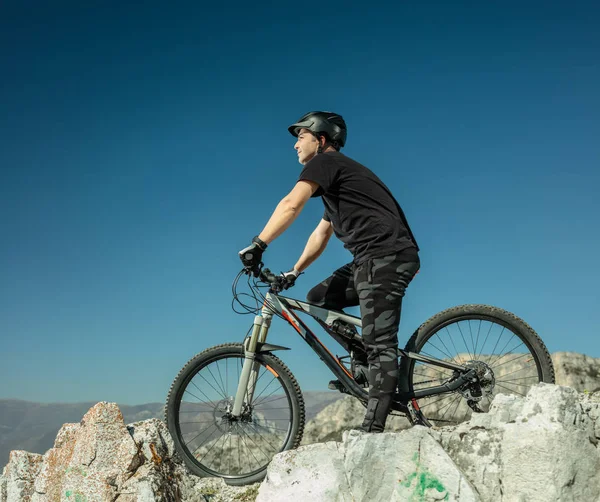 오프 로드 자전거 야외와 젊은 남자 — 스톡 사진