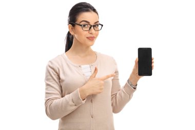 bir telefon gösterilen ve gösteren kadın