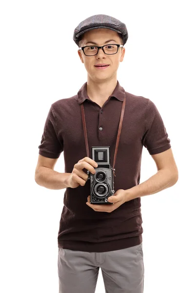 十几岁的男孩与一个老式的衣服和一台旧相机 — 图库照片