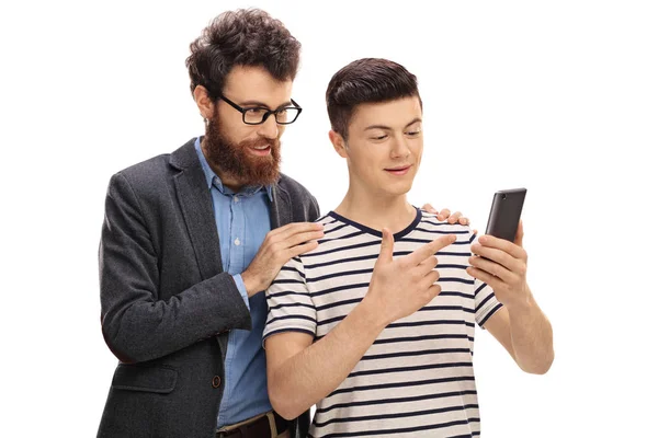 Tienerzoon tonen iets op een telefoon aan zijn vader — Stockfoto