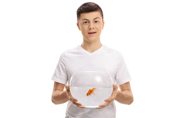 Подросток держит аквариум с золотой рыбкой внутри — стоковое фото