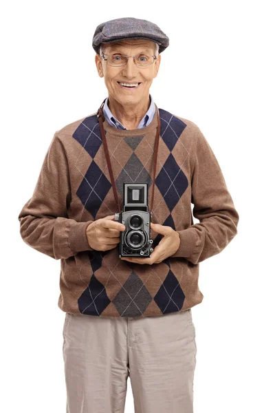 Äldre man innehar en vintage kamera — Stockfoto
