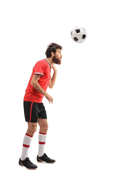 Mann im roten Trikot an der Spitze eines Fußballs — Stockfoto