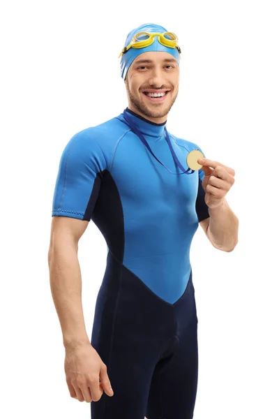 Gioioso nuotatore maschio che mostra una medaglia d'oro — Foto Stock