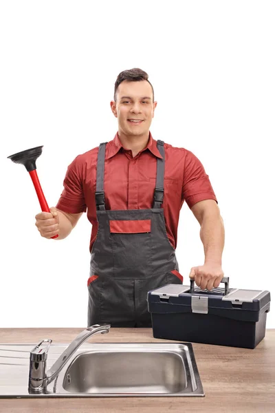 Klempner mit Kolben und Werkzeugkiste hinter Spüle — Stockfoto
