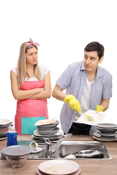 Θυμωμένη γυναίκα που κάνει το σύζυγό της κάνει τα πιάτα — Φωτογραφία Αρχείου