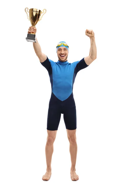 Nadador sosteniendo un trofeo de oro y haciendo gestos de felicidad — Foto de Stock
