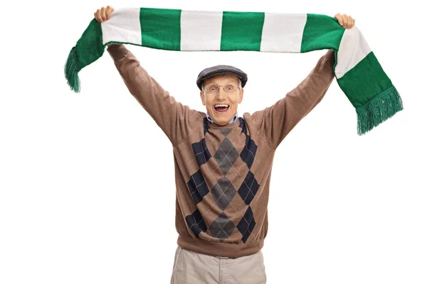 Överlycklig äldre fotbollsfan håller en halsduk — Stockfoto