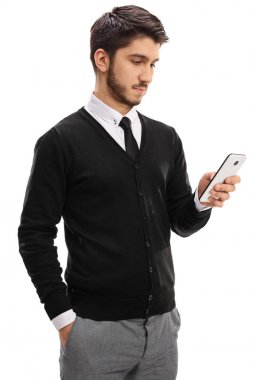 Genç adam cep telefonu kullanıyor.