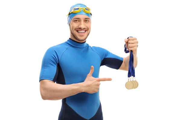 Радостный пловец, держащий золотые медали и указывающий — стоковое фото