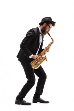Sakallı adam bir saksafon oynamaya