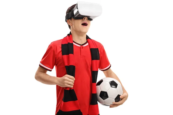 Adolescente tifoso di calcio utilizzando una cuffia VR — Foto Stock