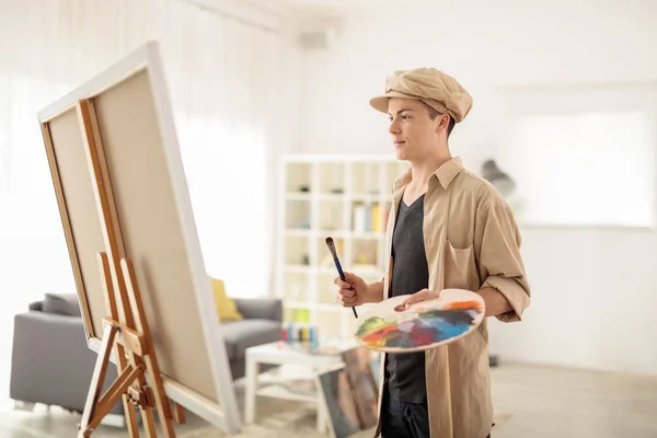自宅のキャンバスを見ている 10 代の画家 — ストック写真