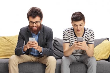 Baba ve oğul telefonları arıyorsunuz
