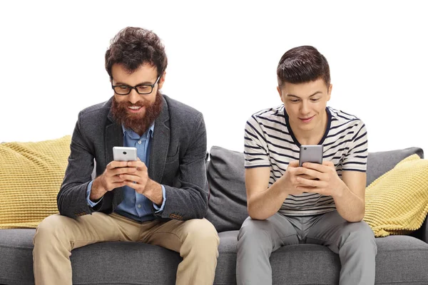 Vader en zoon kijken naar telefoons — Stockfoto