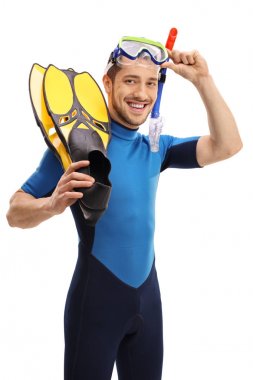 Genç adam bir wetsuit ve şnorkel, palet