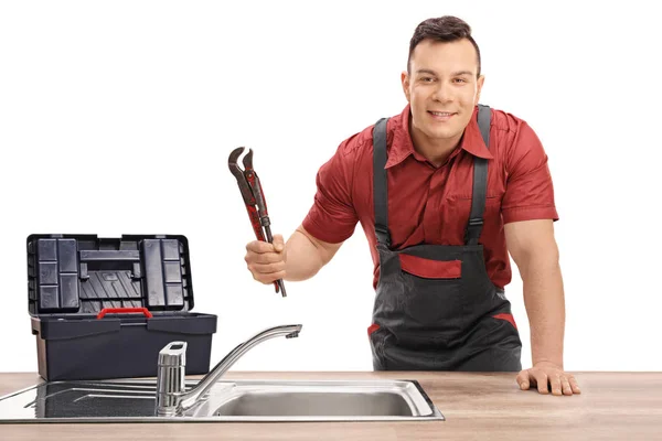 Loodgieter met een pipe wrench en een gereedschapskist — Stockfoto