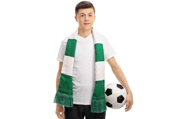 Aficionado al fútbol adolescente con una bufanda y un fútbol —  Fotos de Stock