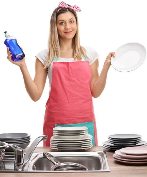 Mujer con detergente de retención de delantal y plato limpio —  Fotos de Stock